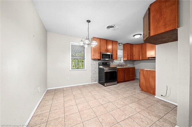 Building Photo - 502 8th St