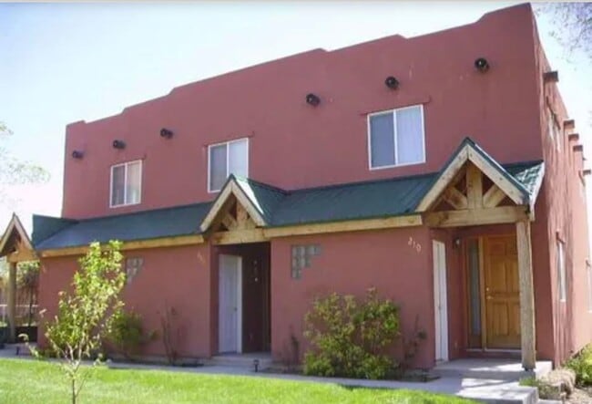 Building Photo - 2 story town house