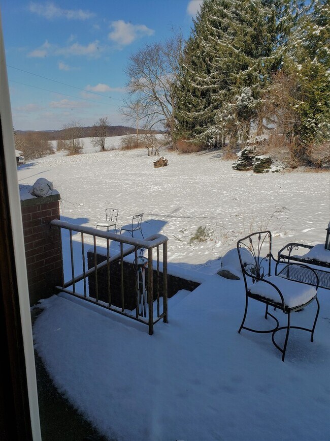 Building Photo - Beautiful brick 3 bedroom home in a country setting on 1.5 acres