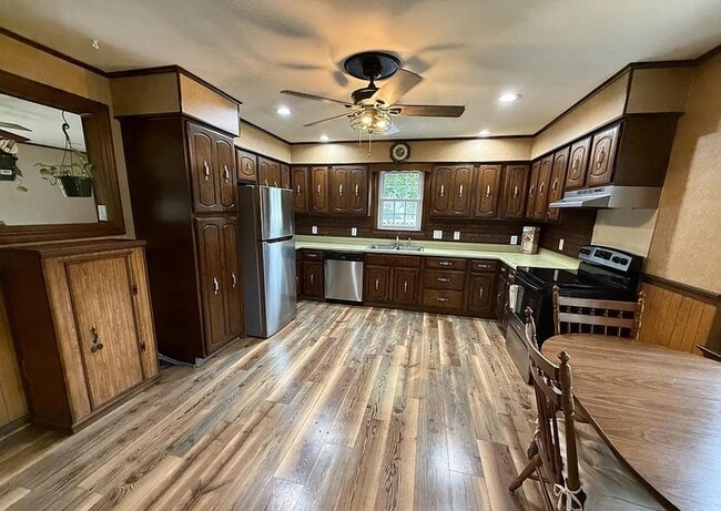Building Photo - Welcome to this spacious 3 bedroom, 2 full...