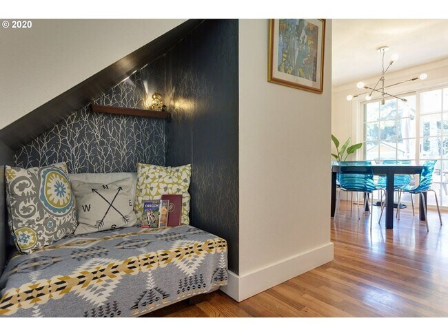 Building Photo - LAKE OSWEGO/LAKE GROVE LARGE UPDATED HOME ...