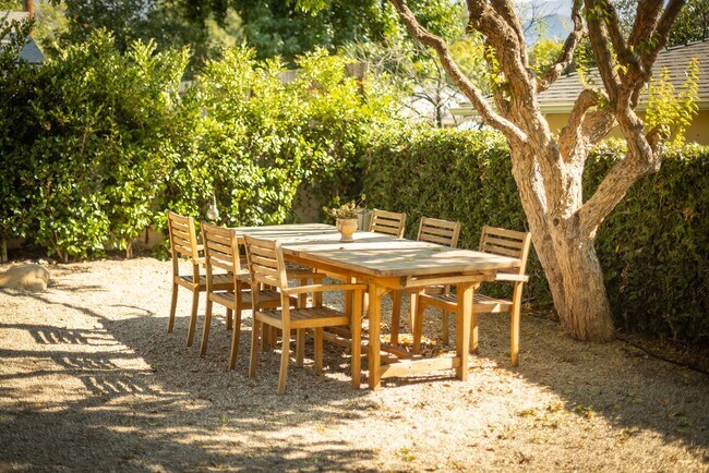 Building Photo - Downtown cottage