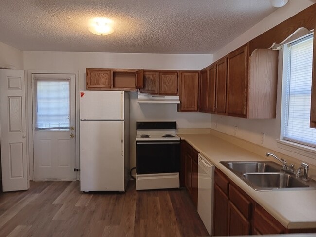 Building Photo - 743 Treasure Dr SW