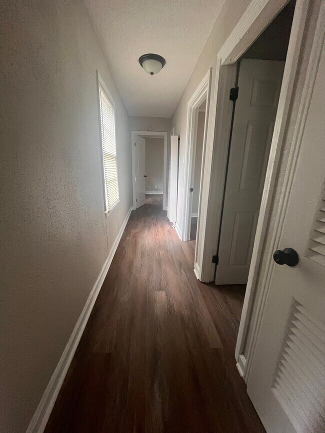 Building Photo - Newly Renovated Unit in Heart of Memphis