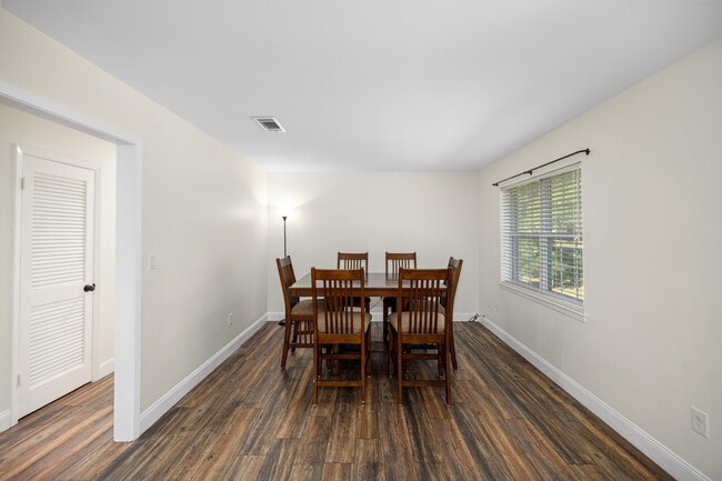 Building Photo - 115 Country Club Dr