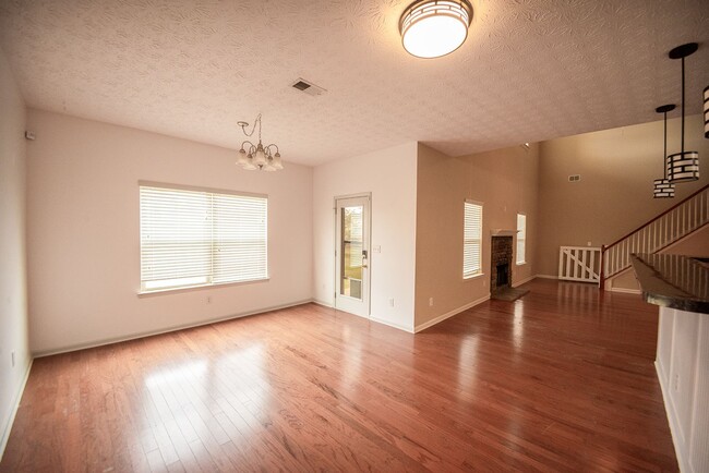 Building Photo - Beautiful home available today!