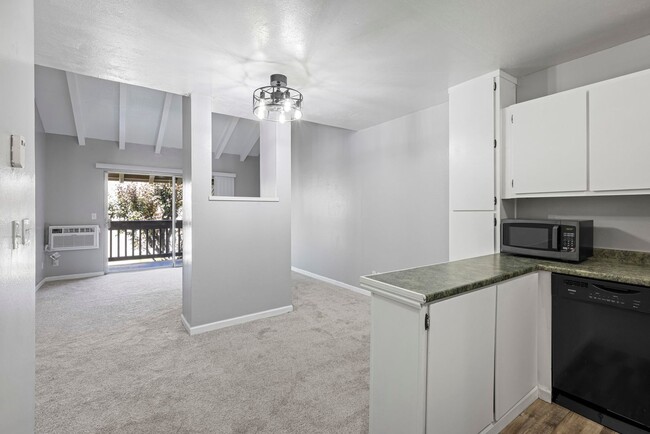 Building Photo - Walnut Creek! 1 bedroom 1 bathroom, Walk t...