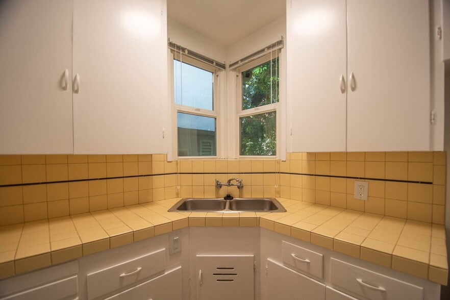 Building Photo - 14437 Dickens St