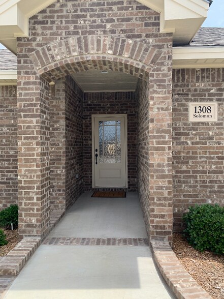 Building Photo - 1308 Solomon Ln