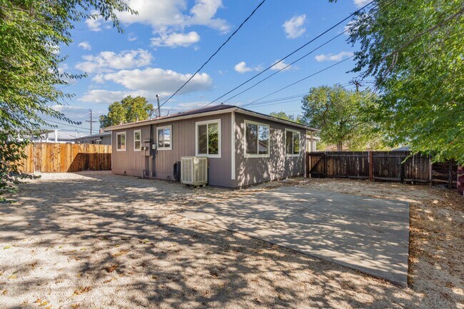 Building Photo - Duplex property in Midtown