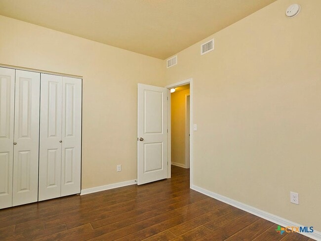 Building Photo - 335 Rachel St