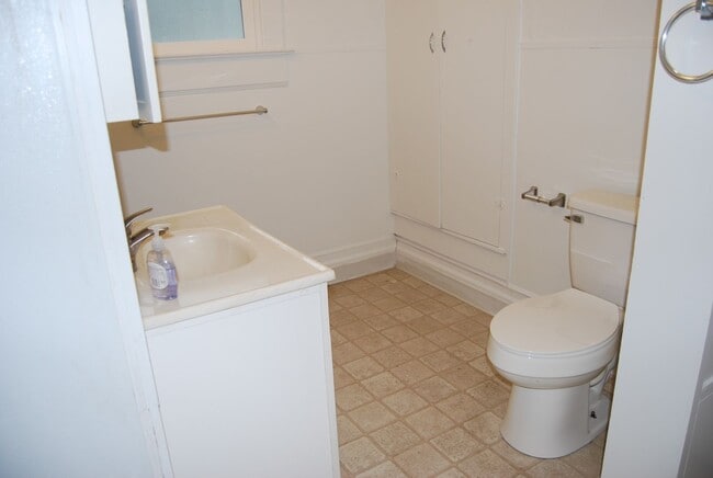 Building Photo - 2BR Home in Forest Grove OR