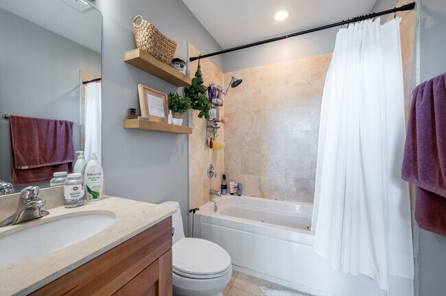 Building Photo - 4662 N Winthrop Ave