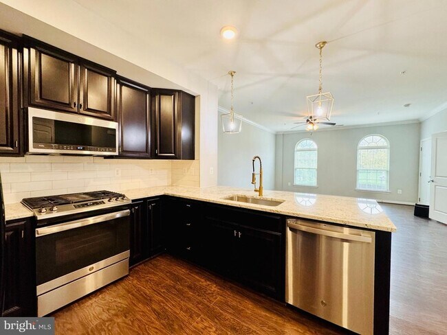 Building Photo - 5822 Oakdale Vlg Rd