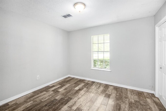Building Photo - 385 W Bolivar St