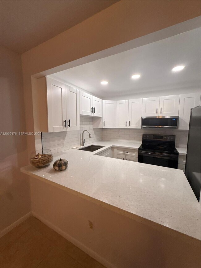 Building Photo - 9301 SW 92nd Ave