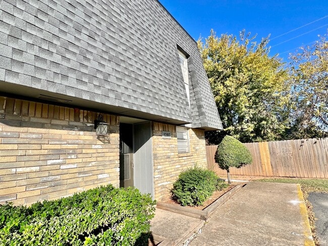 Building Photo - 1207 Lakecrest Dr