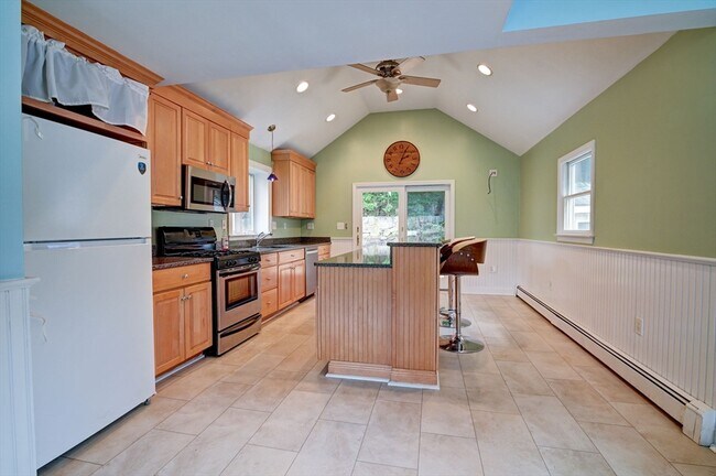 Building Photo - 30 Thayer Ave