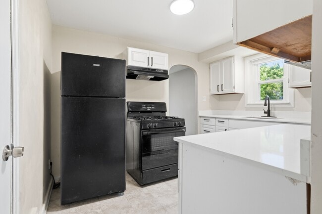 Building Photo - 624 Elm Dr
