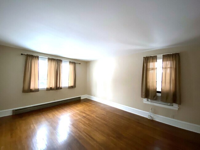 Building Photo - 2028 W 9th Ave