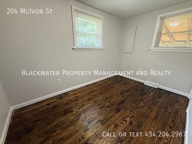 Building Photo - 204 McIvor St