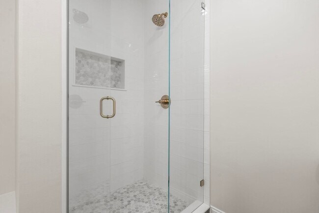 Building Photo - 587 E Broadway