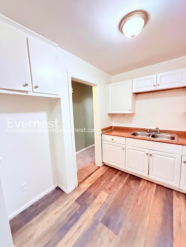 Building Photo - Charming Home with Detached Garage and Basement! | Pet Friendly