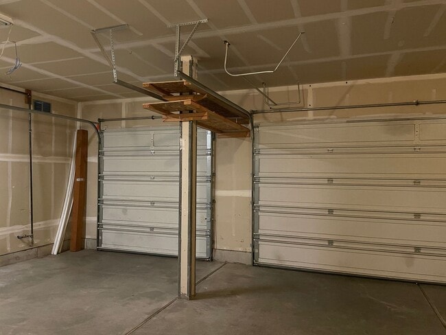 Building Photo - FANTASTIC 4 Bed 2.5 Bath Home in Salmon Cr...