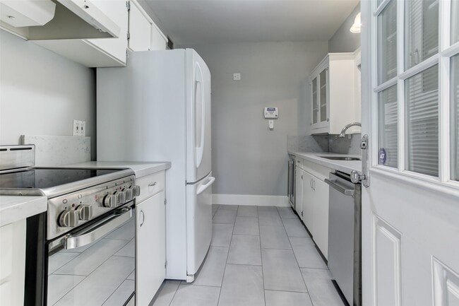 Building Photo - 2417 Huldy St