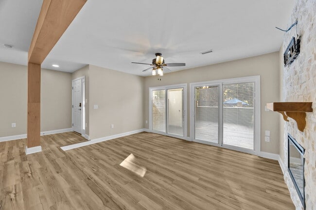 Building Photo - 425 W 8th St