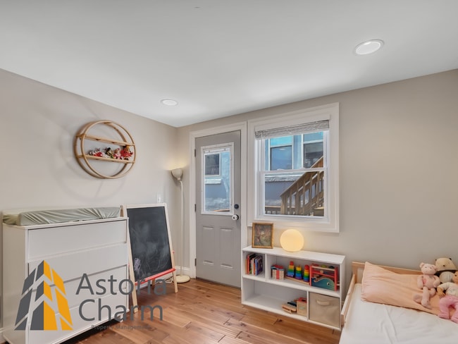Building Photo - Classic Brick Rowhome with Rooftop Views