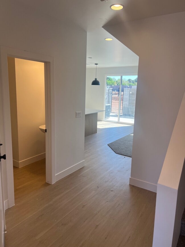 Building Photo - 1811 Livy Ln