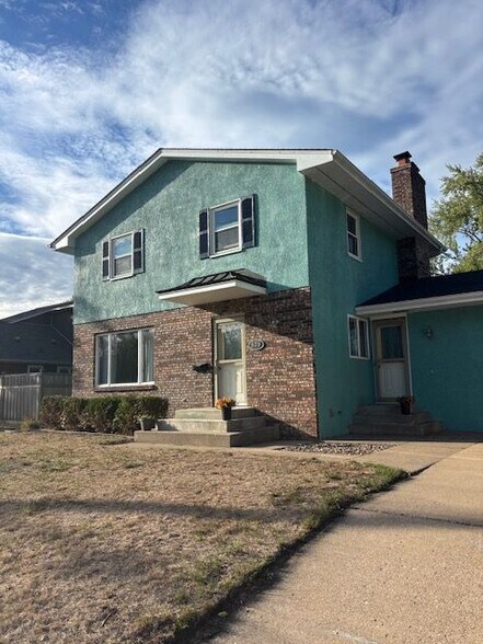 Building Photo - 809 River St