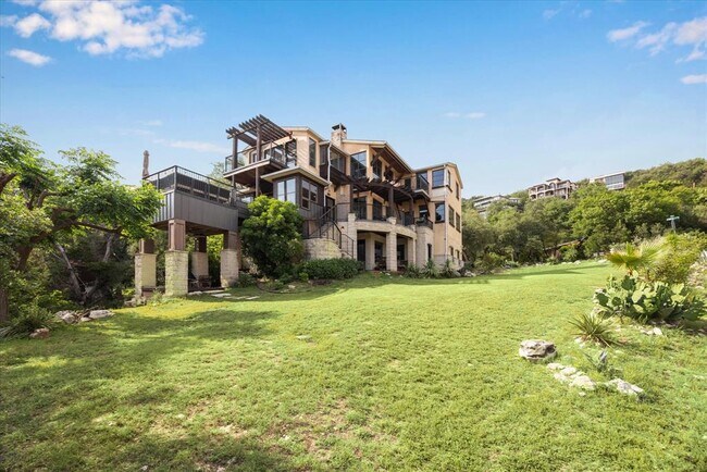 Building Photo - 13801 Lakeview Dr
