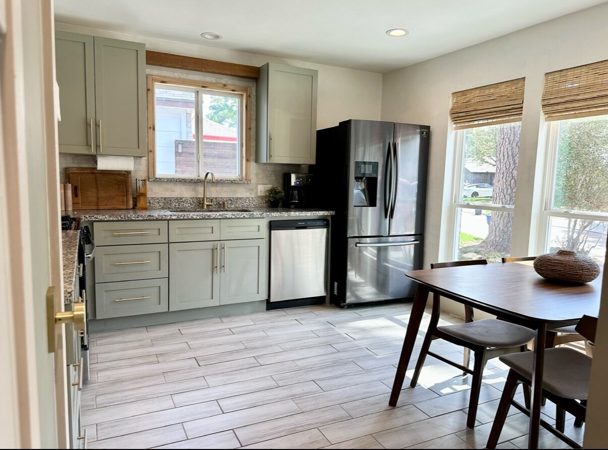 Building Photo - 5006 Deer Point Dr