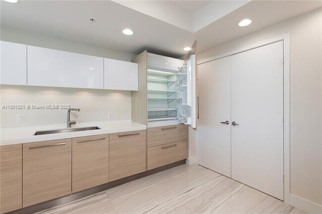 Building Photo - 17111 Biscayne Blvd