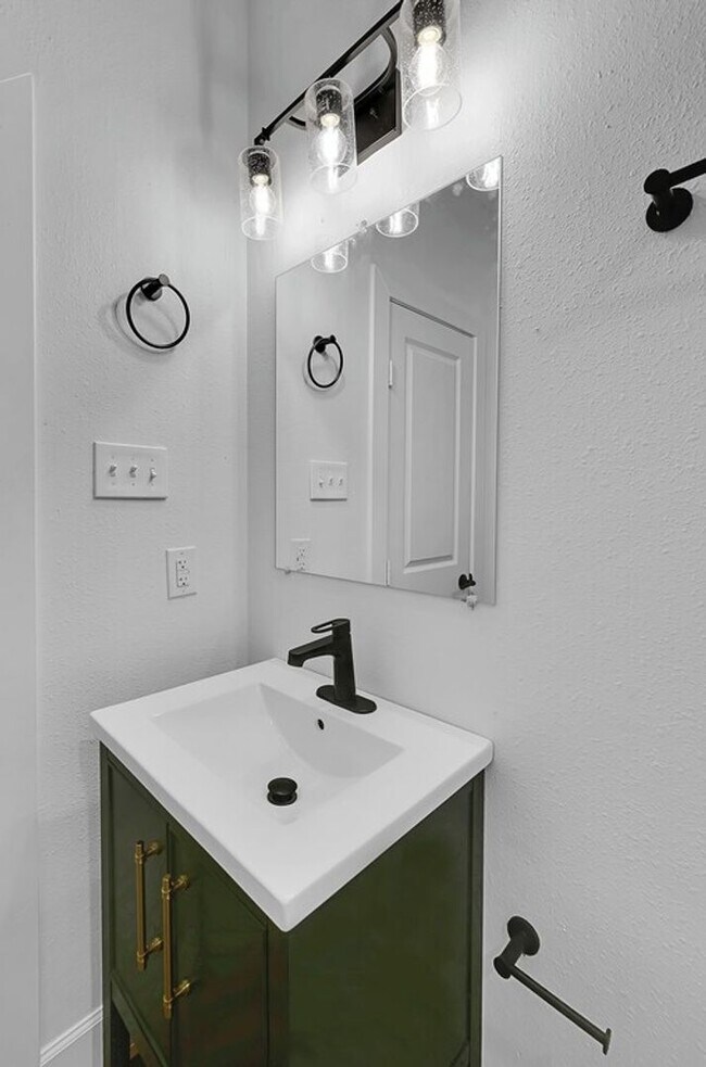 Building Photo - Newly remodeled 4BD 2BA home in Waco