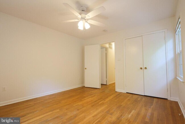 Building Photo - 6431 Brentford Dr
