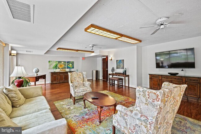 Building Photo - 1300 Army Navy Dr
