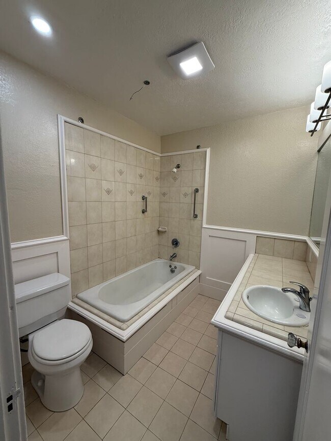 Building Photo - Newly updated 3 Bedroom 2 Bathroom Single Level Home in Santa Rosa's Junior College Area