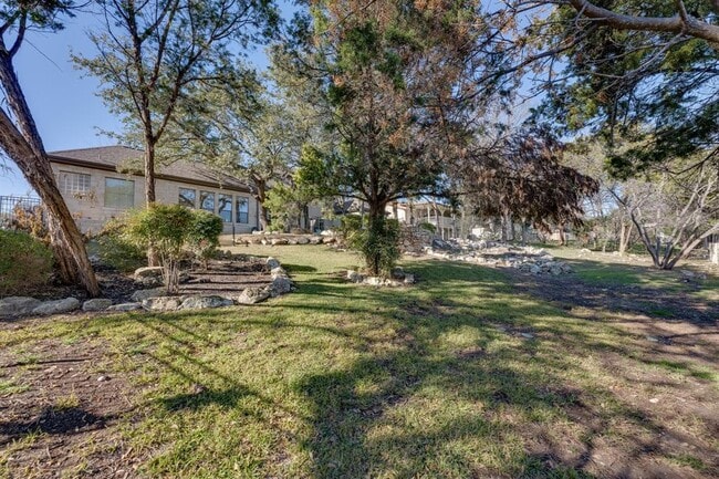 Building Photo - 132 Lakeway Dr