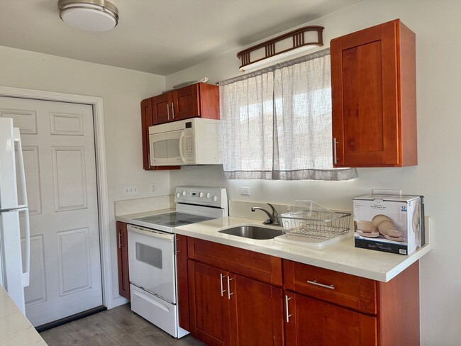 Building Photo - Partially Furnished &Renovated 2 Bedroom /...