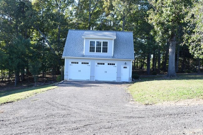 Building Photo - Lake Front 1 Bedroom Apartment - Large Garage & Boat Parking
