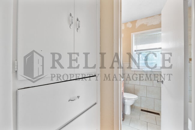 Building Photo - 4732 S Glenn Ave