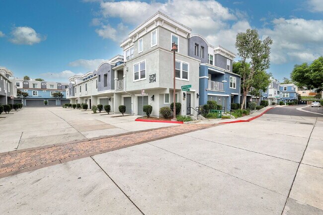 Building Photo - Spacious 2-Bed, 2.5-Bath Condo on Lighthou...