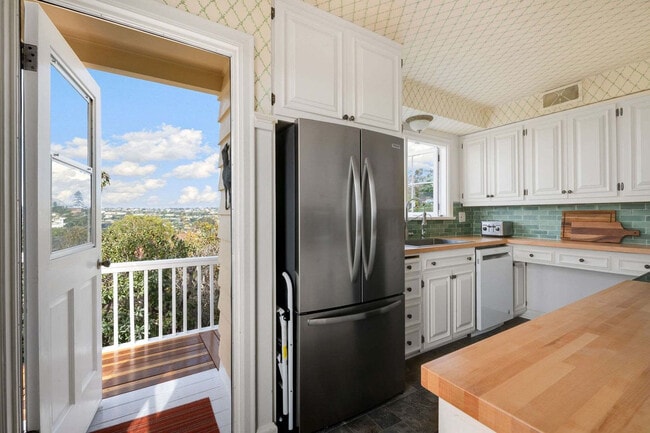 Building Photo - 1850 Castellana Rd