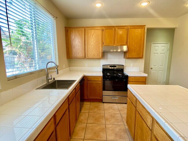 Building Photo - Extremely spacious four bedroom With Oxnard home