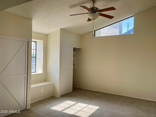 Building Photo - 1124 E Rose Ln
