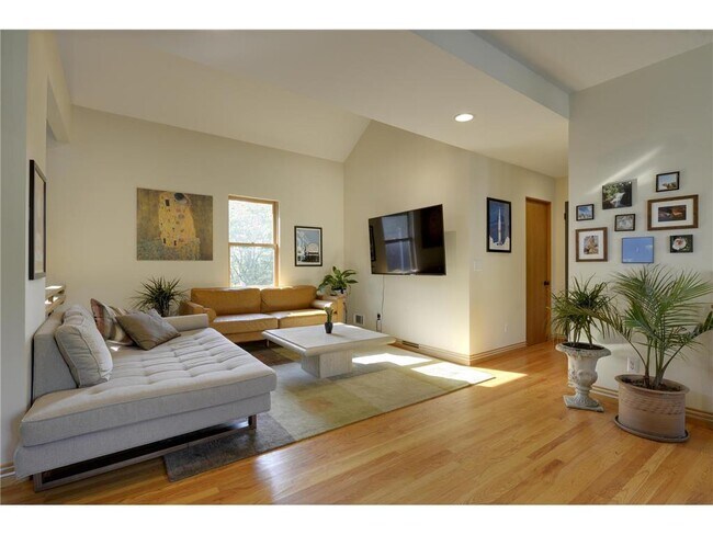 Building Photo - 607 Dayton Ave