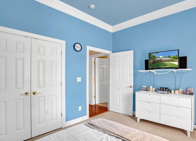 Building Photo - Sophisticated Space Designed for Comfort